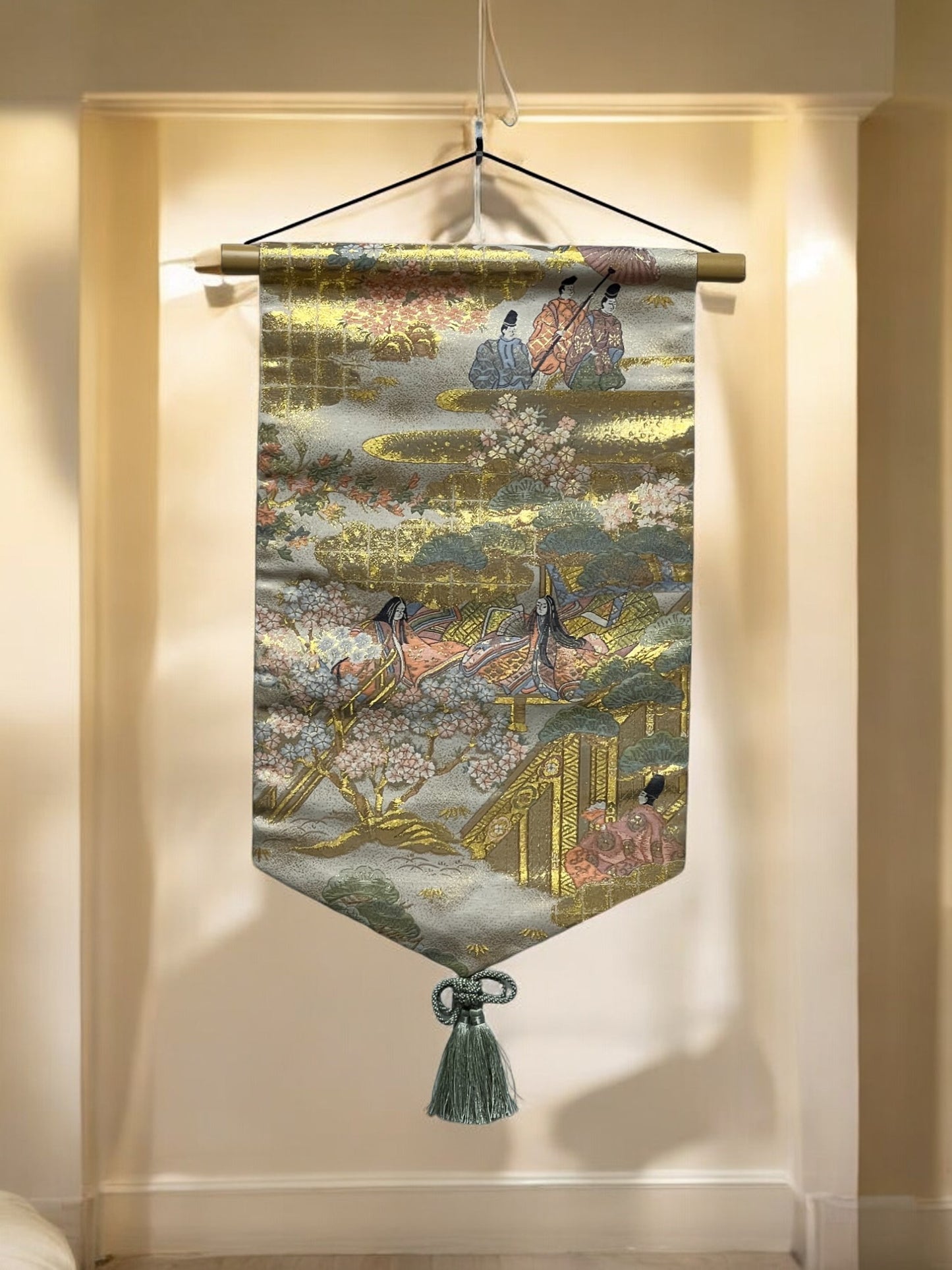 Golden Tapestry with Elegant Heian Scroll Design（002-TP）